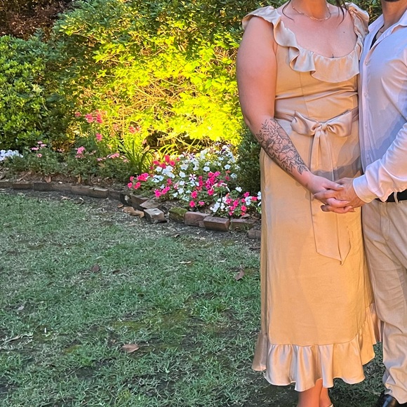 Show me your mumu- Alexis Midi Dress in the color champagne - Picture 1 of 2